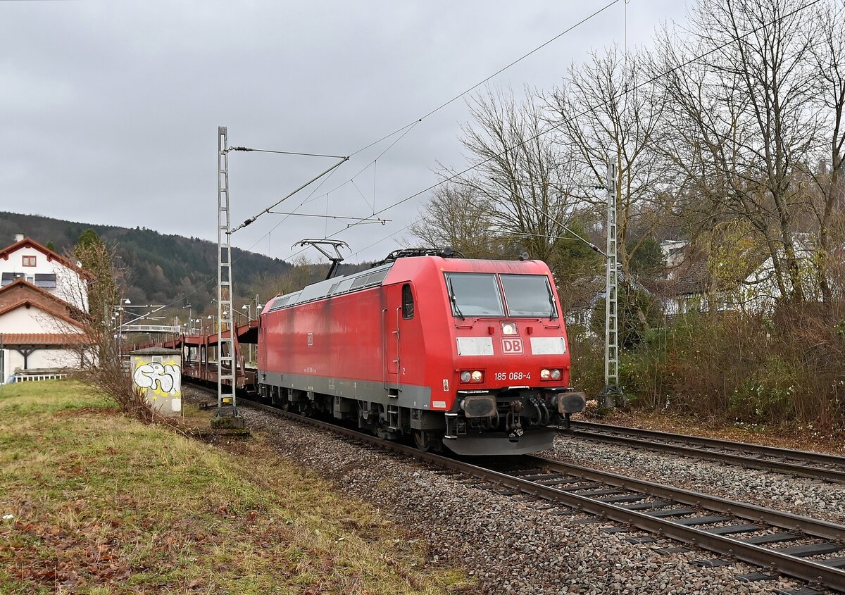 DB Cargo 185 068-4 bringt am Freitagmittag einen leeren Autotransporterzug gen Bad Friedrichshall Hbf, der für das AUDI-Werk in Neckarsulm gedachte Zug ist hier in Neckargerach zusehen. 3.Dezember 2021
