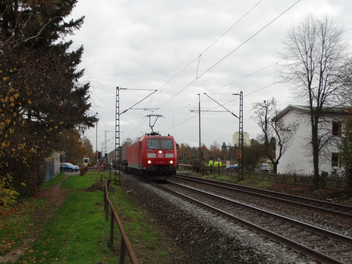 DB Cargo 185 069-2 mit KLV Zug bei Hanau West am 06.11.15 