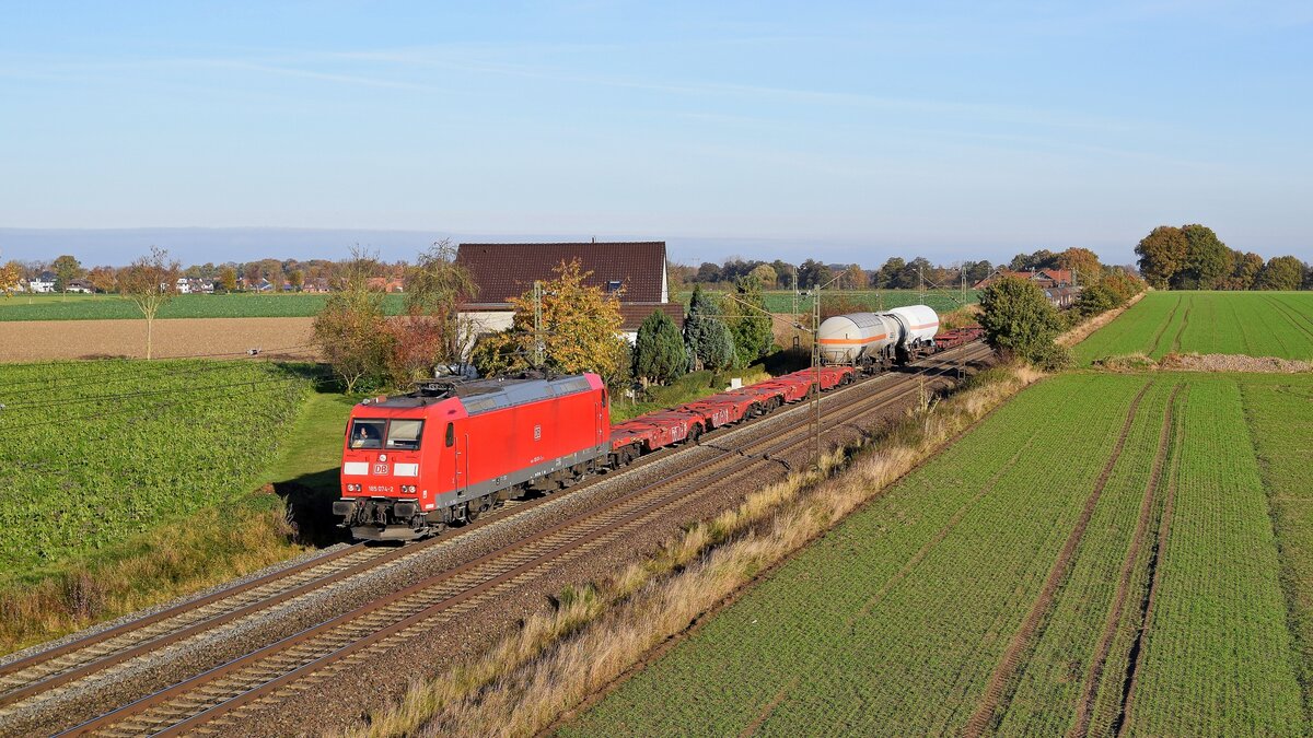 DB Cargo 185 074 mit gemischtem Güterzug EZ 51024 Maschen Rbf - Hagen-Vorhalle (Marl, NI, 10.11.2021).