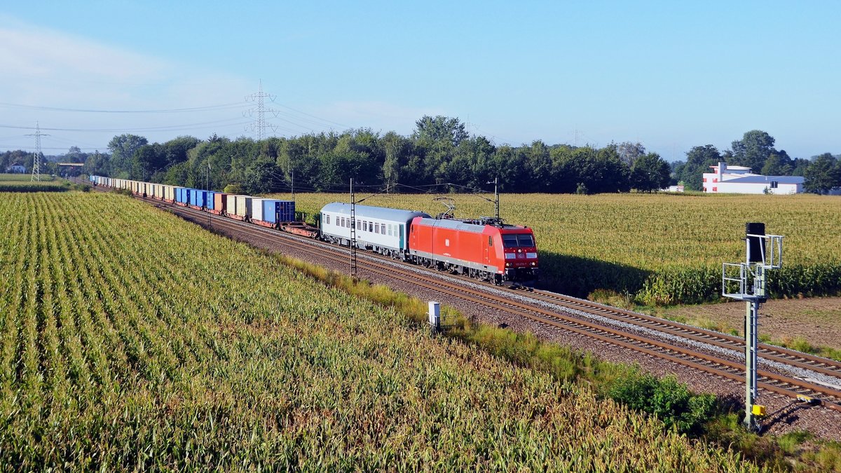 DB Cargo 185 076 mit Militärbegleitwagen und Militärcontainerzug in Richtung Bremen (Marl, NI, 30.08.2020).