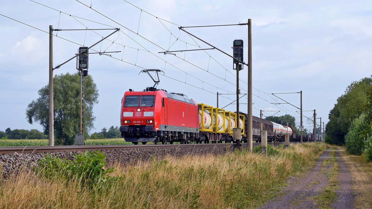 DB Cargo 185 081 mit gemischtem Güterzug in Richtung Osnabrück (Hüde, 08.08.19).