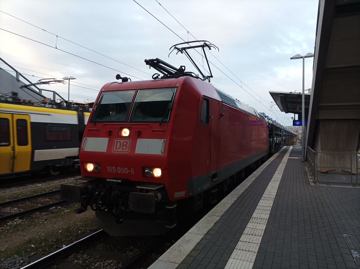 DB Cargo 185 090-8 am 16.02.23 mit einem Autotransport Zug in Weil am Rhein 