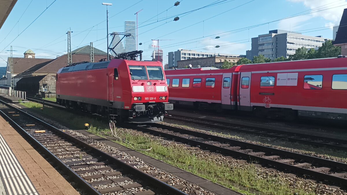 DB Cargo 185 128-6 als Lokzug Richtung Weil am Rhein am 7.7.21 in Basel Bad Bhf. 