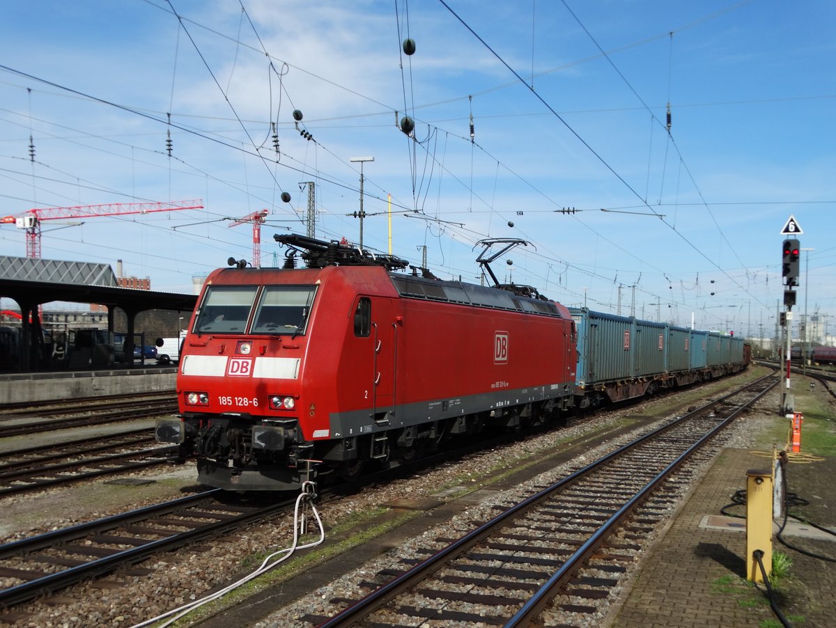 DB Cargo 185 128-6 mit Güterzug am 23.03.17 in Basel Bad Bhf vom Bahnsteig aus fotografiert