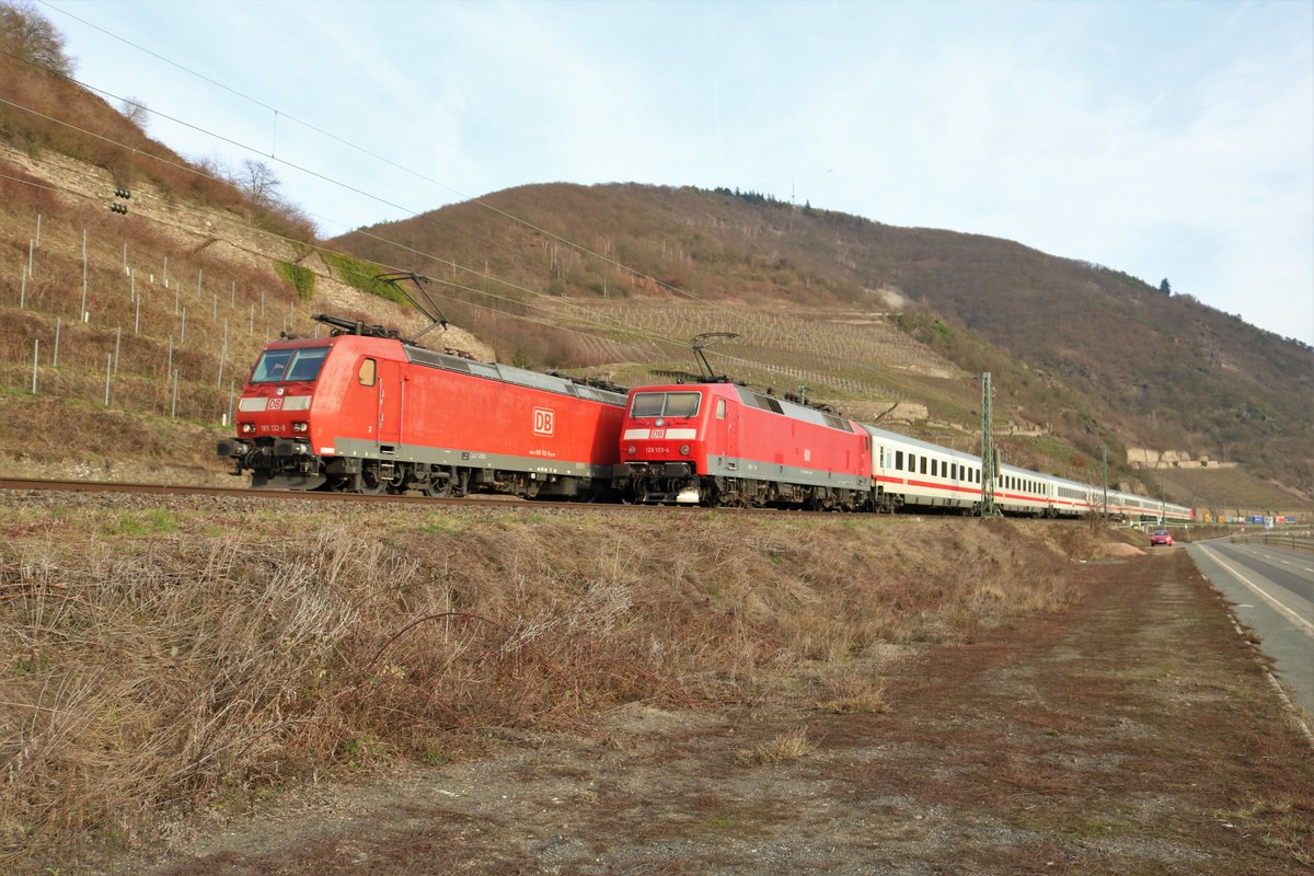 DB Cargo 185 132-8 trifft auf DB Fernverkehr 120 133-4 auf der Rechten Rheinstrecke am 23.02.19 zwischen Assmanshausen und Lorch
