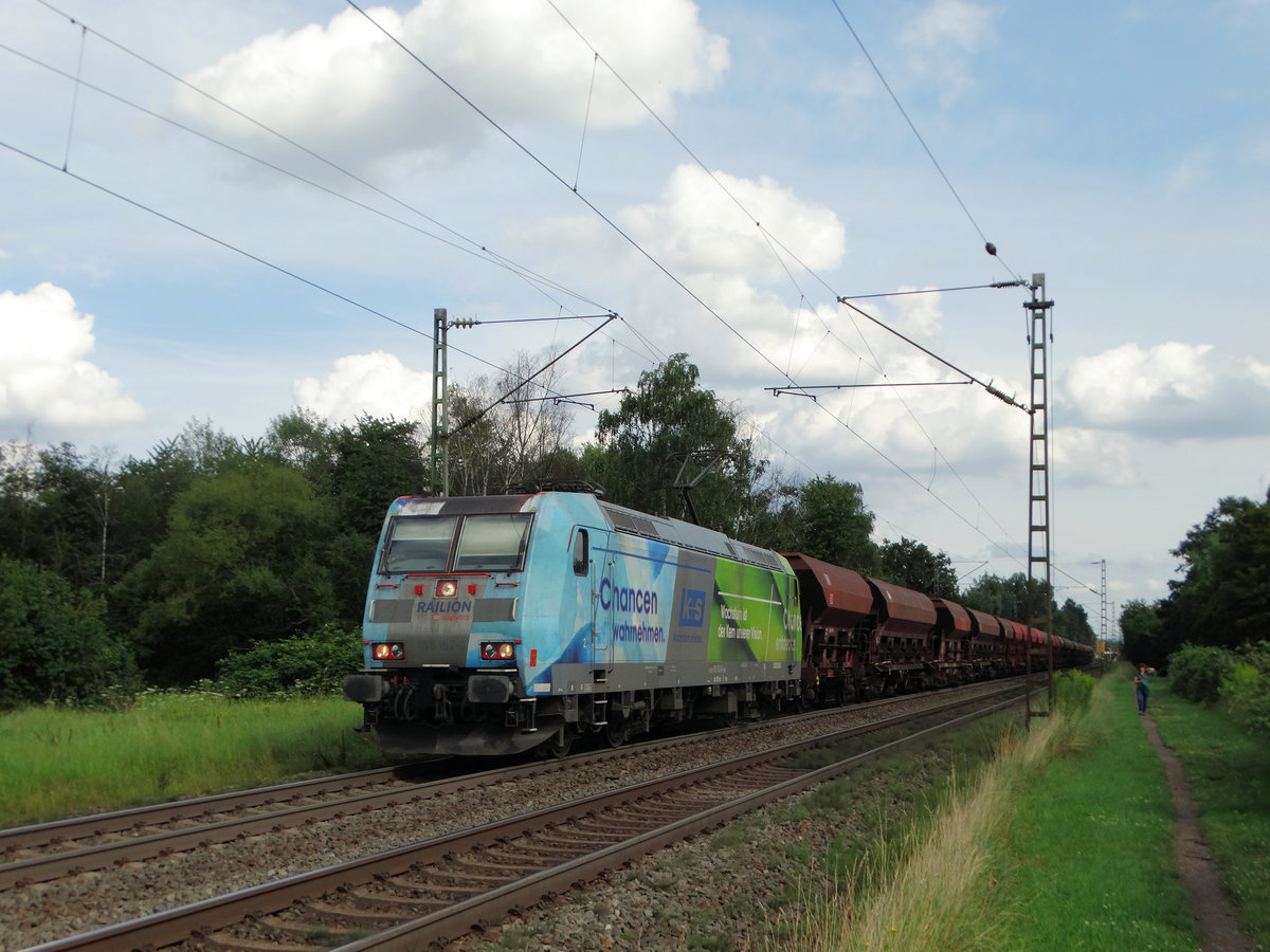 DB Cargo 185 152-6 mit Schotterwagen am 05.08.16 in Hanau West KBS640