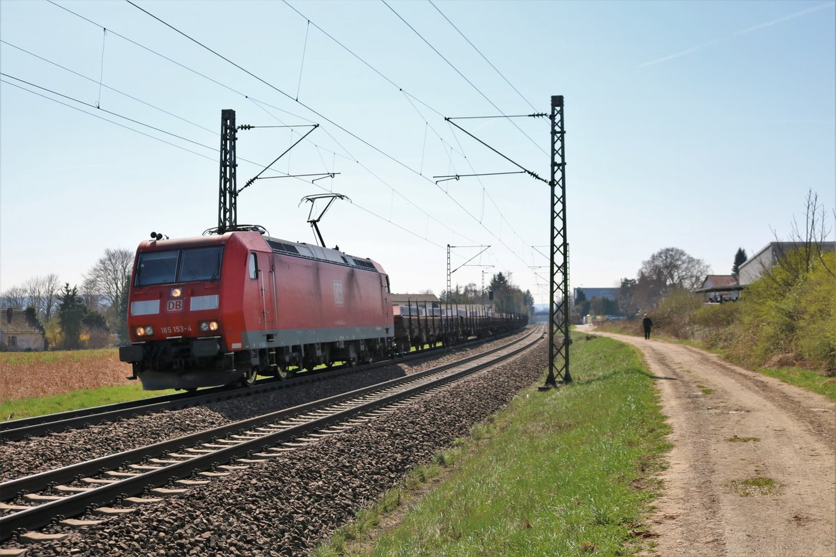 DB Cargo 185 153-4 mit Aluminiumzug am 07.04.18 bei Niederwalluf (rechte Rheinstrecke) 