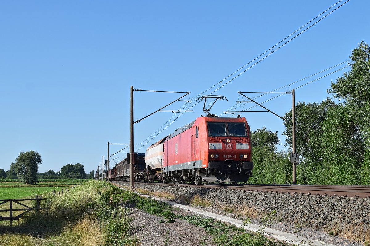 DB Cargo 185 154 mit gemischtem Güterzug in Richtung Osnabrück (Hüde, 29.06.18).