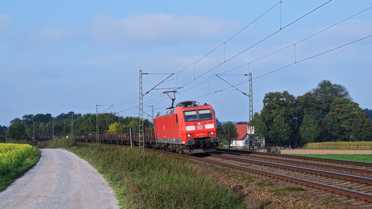 DB Cargo 185 169 mit leeren Röhrentransportwagen in Richtung Osnabrück (Vehrte, 27.09.17).