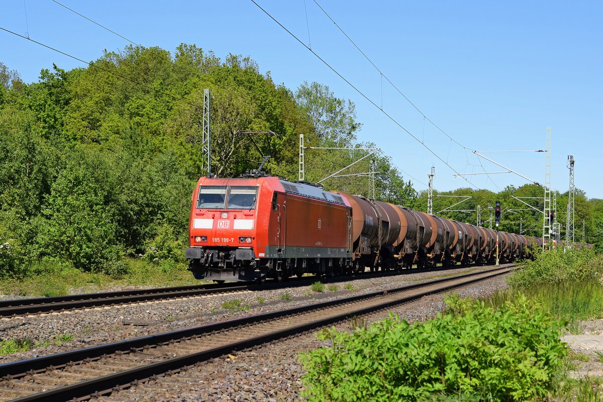 DB Cargo 185 199 mit Kesselwagenzug in Richtung Osnabrück (Vehrte, 31.05.2021).