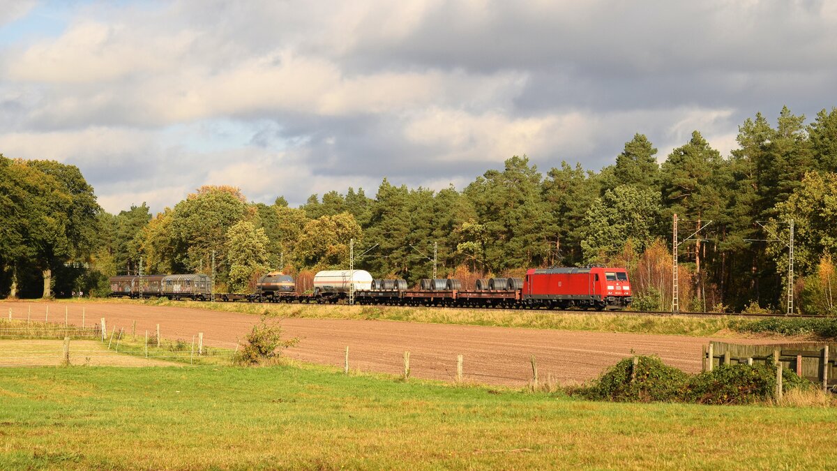 DB Cargo 185 201-1 mit gemischtem Güterzug in Richtung Hannover (Haßbergen, 08.11.2023).