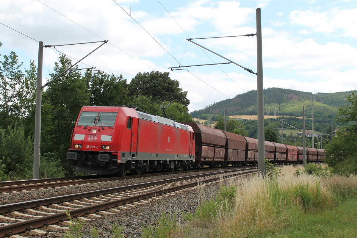 DB-Cargo 185 204-5 am 15.7.2022 mit einem Erzzug in Kaulsdorf
