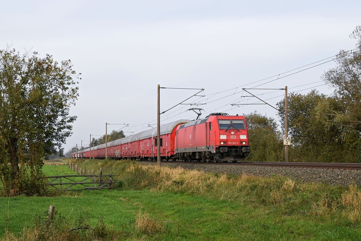 DB Cargo 185 206 mit Autotransportzug in Richtung Osnabrück (Hüde, 19.10.17).