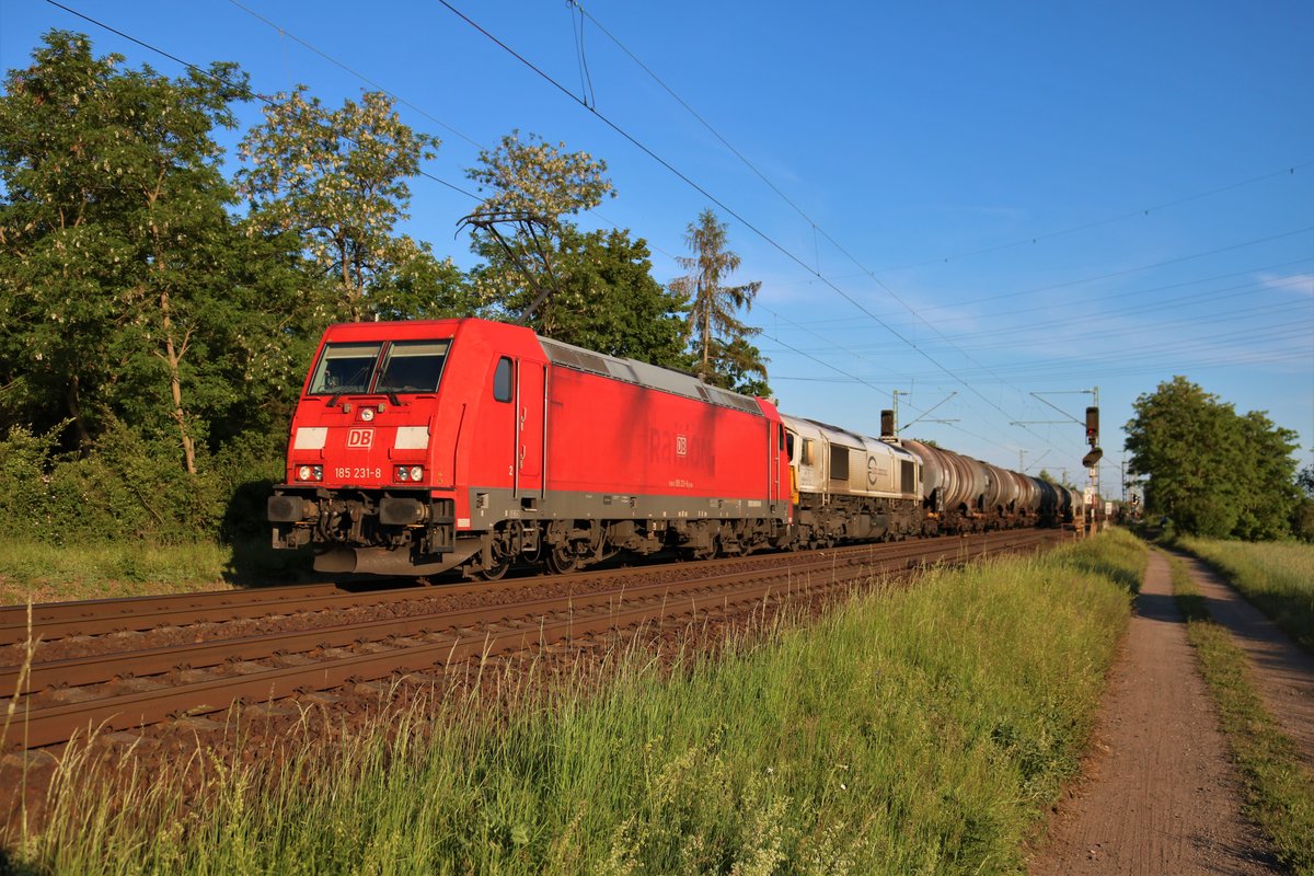 DB Cargo 185 213-8 und 266 431-6 mit Kesselwagen am 21.05.20 in Karlstein am Main (Dettingen)