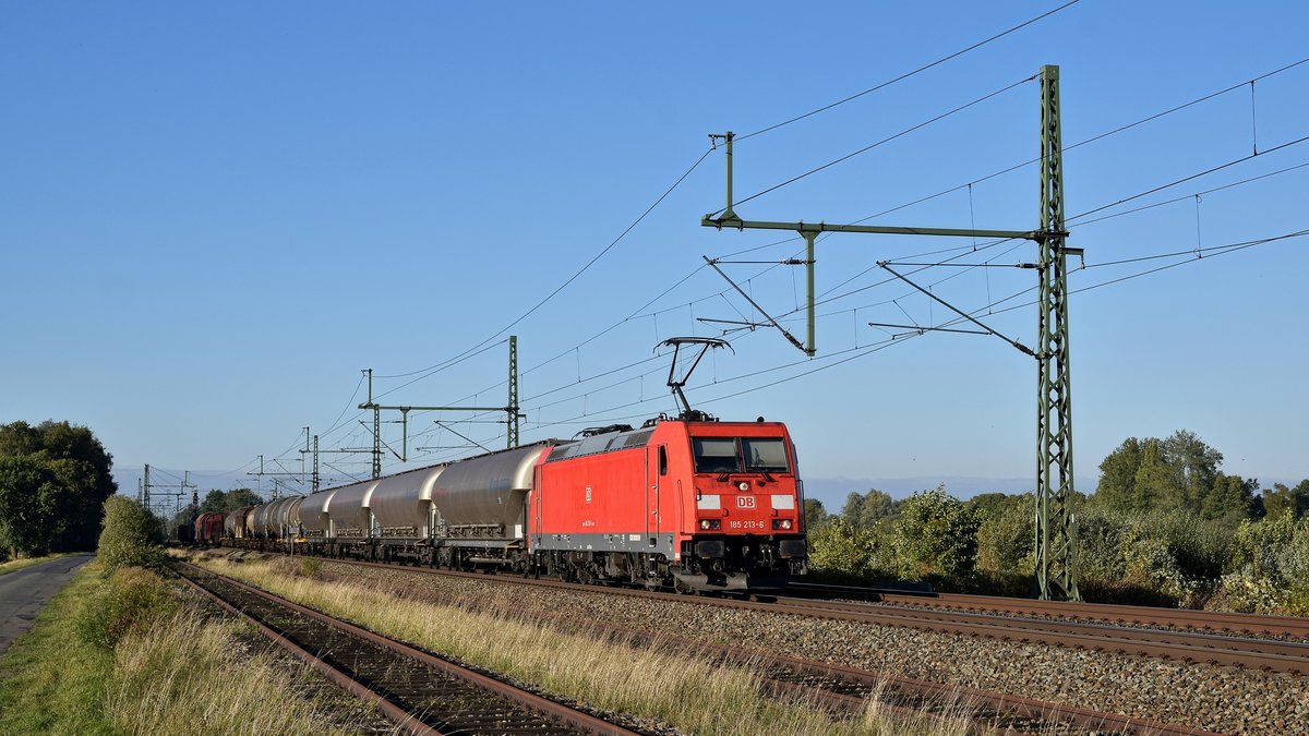 DB Cargo 185 213 mit gemischtem Güterzug in Richtung Osnabrück (Diepholz, 27.09.18).