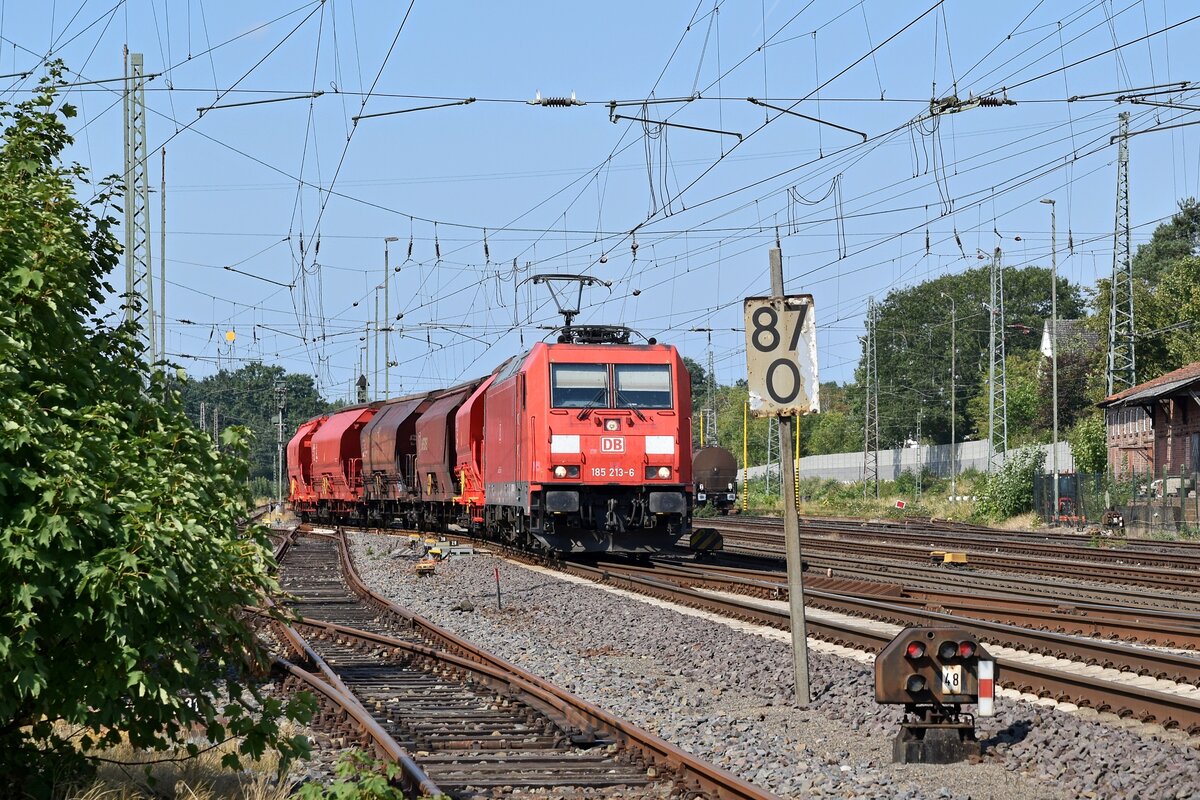 DB Cargo 185 213 mit Silowagenzug setzt nach einer Überholung die Fahrt in Richtung Hannover fort (Verden/Aller, 16.08.2018).