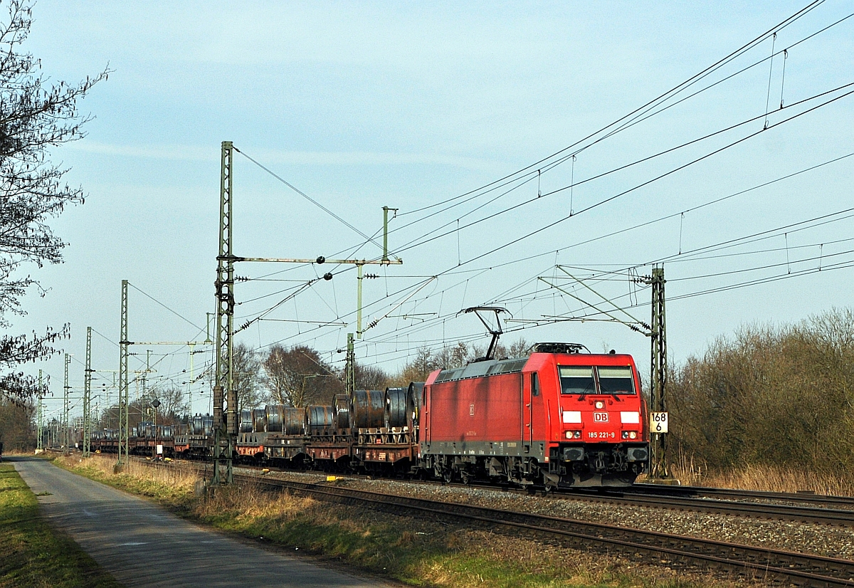 DB Cargo 185 221 mit Coilzug in Richtung Osnabrück (Diepholz, 18.03.15).