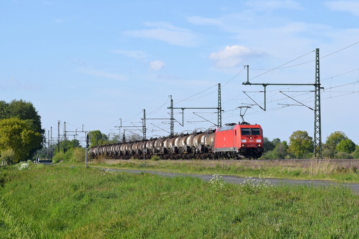 DB Cargo 185 238 mit Kesselwagenzug GG 60172 Groenkneten - Frankfurt (M.)-Hchst Gbf (Diepholz, 06.05.2020).