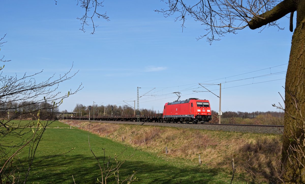 DB Cargo 185 243 mit leeren Röhrentransportwagen in Richtung Osnabrück (Hüde, 25.03.17).