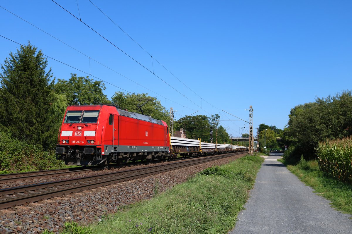 DB Cargo 185 247-4 mit neuen Betonschwellen am 23.08.19 in Maintal Ost 