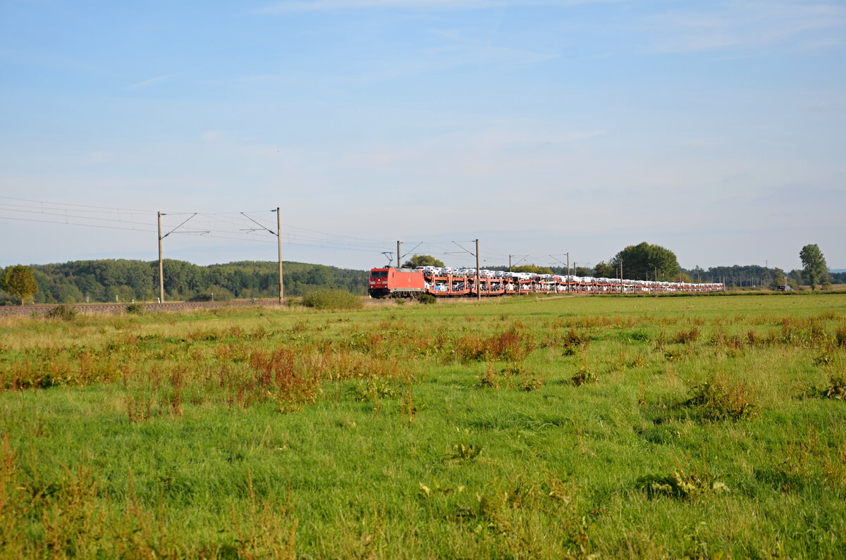 DB Cargo 185 256-4 zieht ihren Ganzzug aus Audi Neuwagen in Richtung Ansbach. Man sieht hier sehr gut wie lang der Zug ist. Aufgenommen am 23.09.2022 bei Triesdorf
