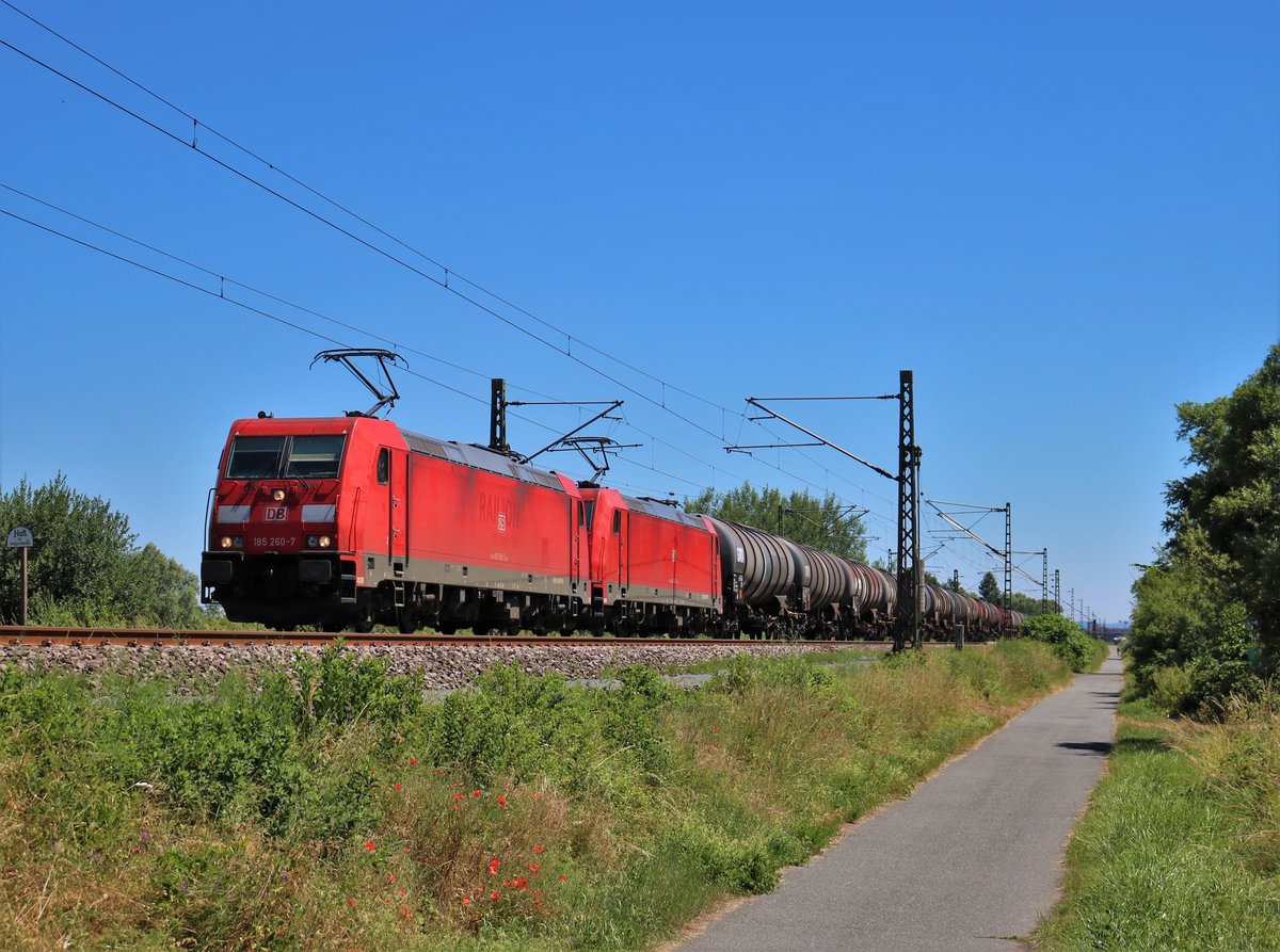 DB Cargo 185 260-7 und 185 236-7 mit Kesselwagen am 29.06.19 bei Groß Gerau
