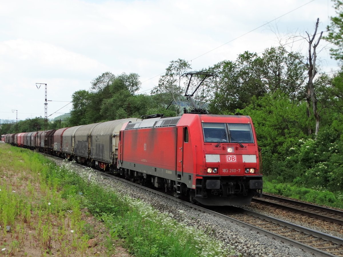 DB Cargo 185 260-7 mit eine schweren Güterzug sodass 151 012-2 Nachschieben muss auf der Spessartrampe am 25.05.17 von einen Gehweg aus fotografiert
