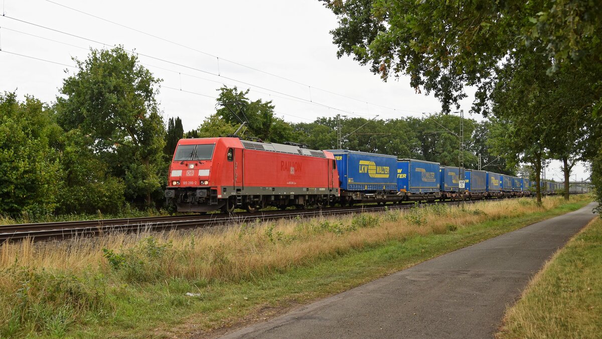 DB Cargo 185 286 mit LKW-Walter-KLV-Zug in Richtung Bremen (bei Lembruch, 20.08.2022).