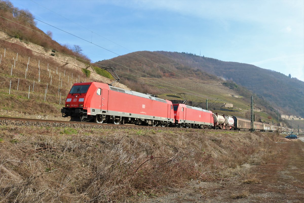 DB Cargo 185 294-6 und 185 363-2 am 23.02.19 auf der Rechten Rheinstrecke