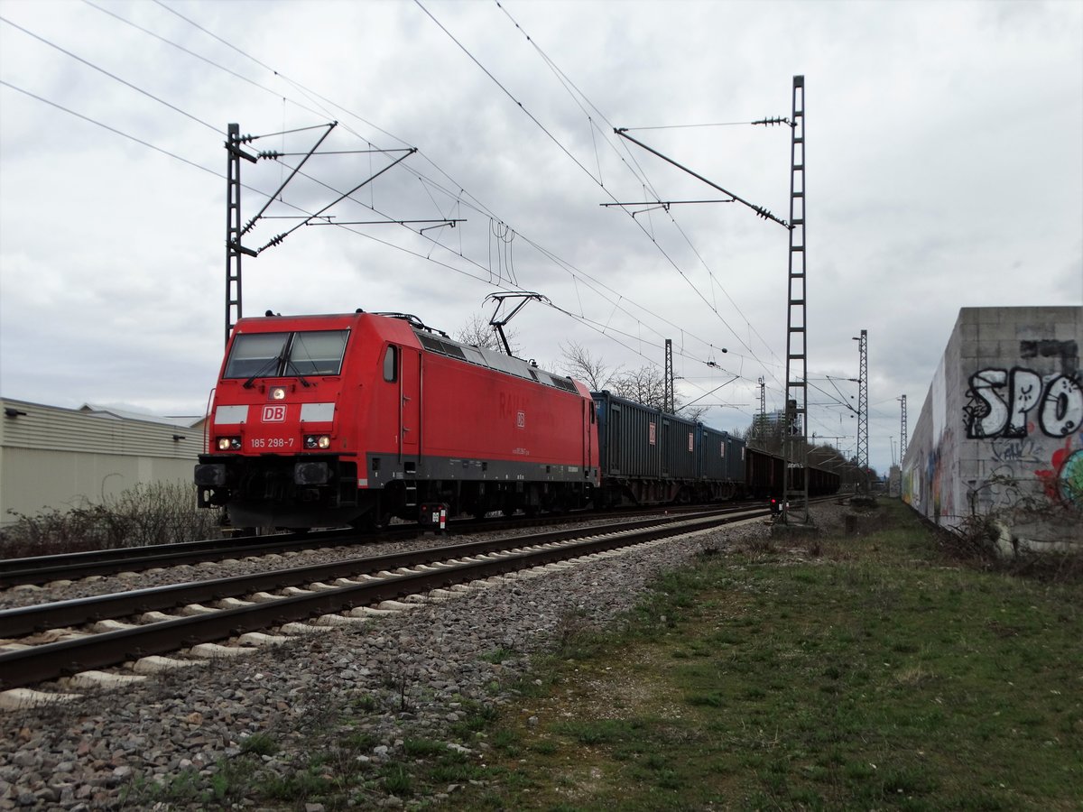 DB Cargo 185 298-7 am 21.03.17 in Freiburg (Breisgau) über einen Zaun fotografiert von einen Gehweg aus