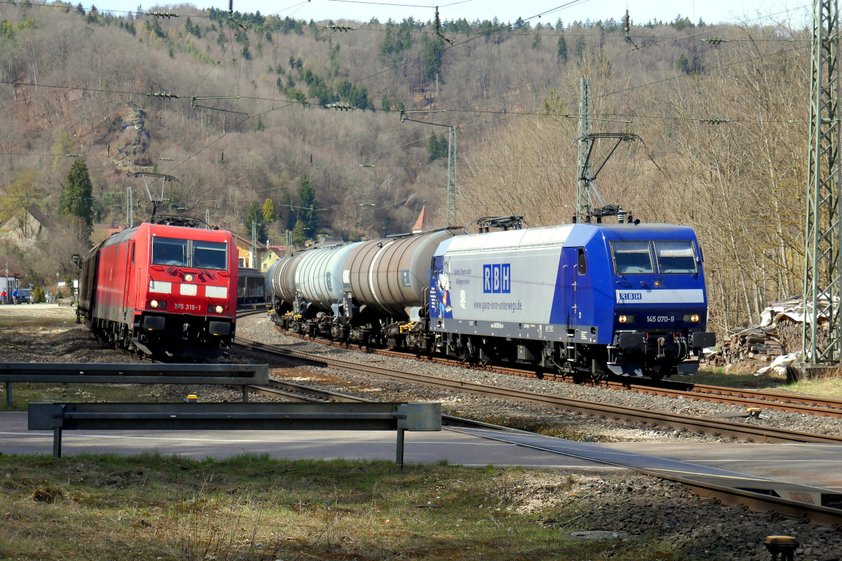 DB Cargo 185 319 durchfährt Solnhofen auf Gleis 1 Richtung Ingolstadt, während auf Gleis 3 die 145 070 der RBH wartet. Es ist die erste Zugüberholung seit dreißig Jahren, welche ich in Solnhofen beobachte. Dienstag, 12. April 2022