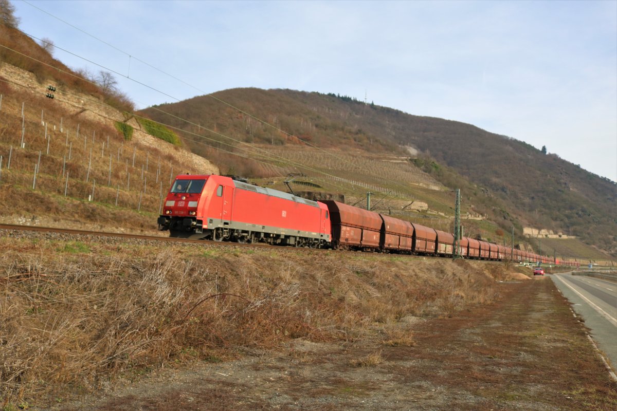 DB Cargo 185 338-1 mit einen Kohlewagenzug auf der Rechten Rheinstrecke am 23.02.19 zwischen Assmanshausen und Lorch