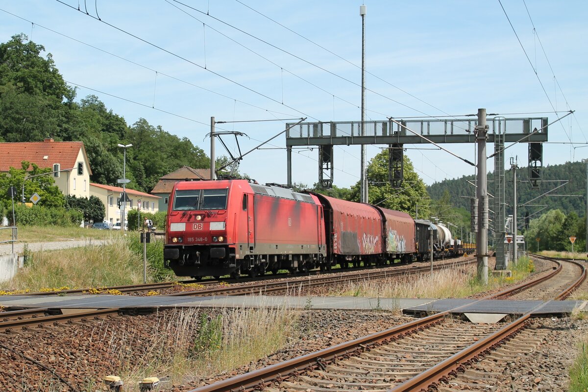 DB Cargo-185 348-0 mit einem gemischten Güterzug am 17.6.2022 bei der Durchfahrt durch den Bahnhof Orlamünde in Richtung Saalfeld (Saale)
