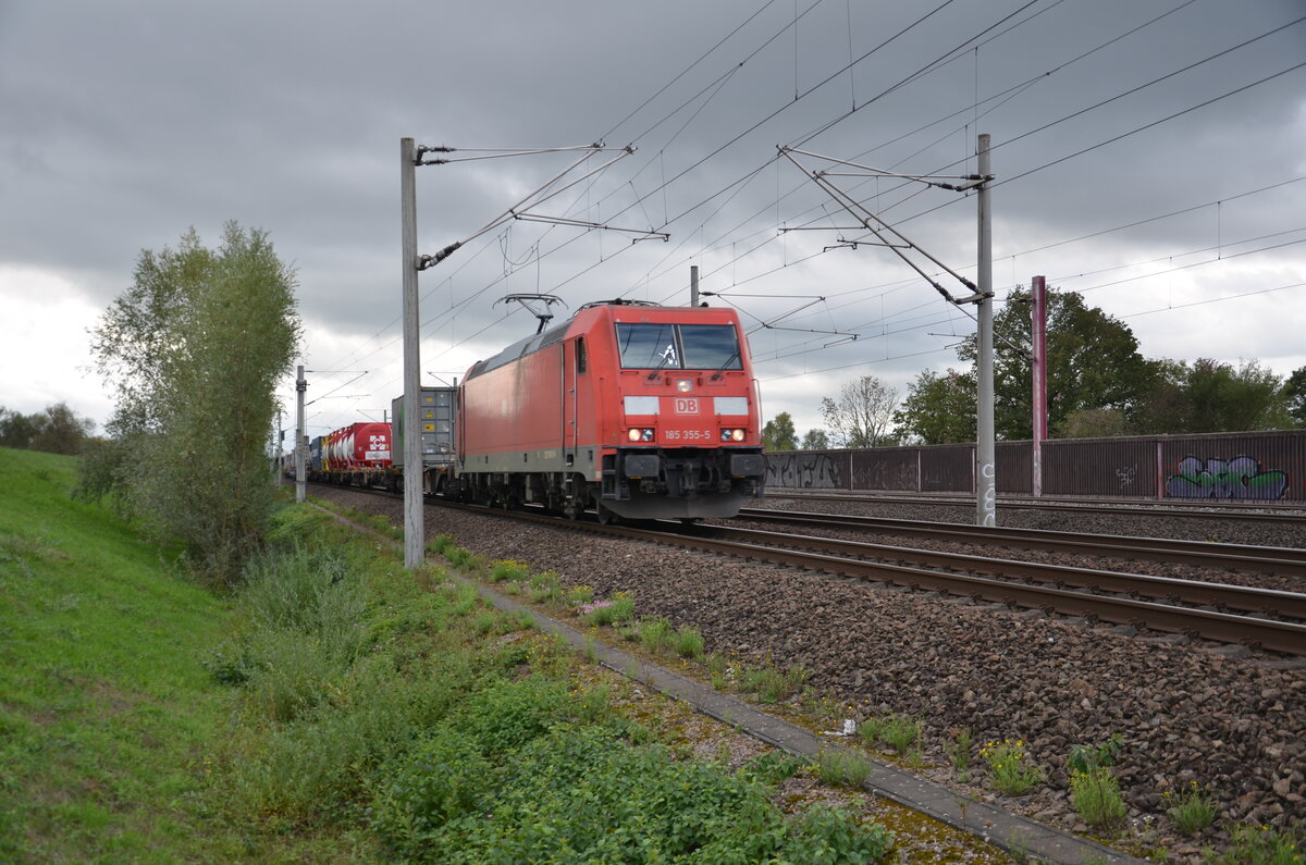 DB Cargo 185-355-5 zieht ihren Güterzug in Richtung Karlsruhe. Aufgenommen am 17.09.2022 in der Nähe von Sinzheim