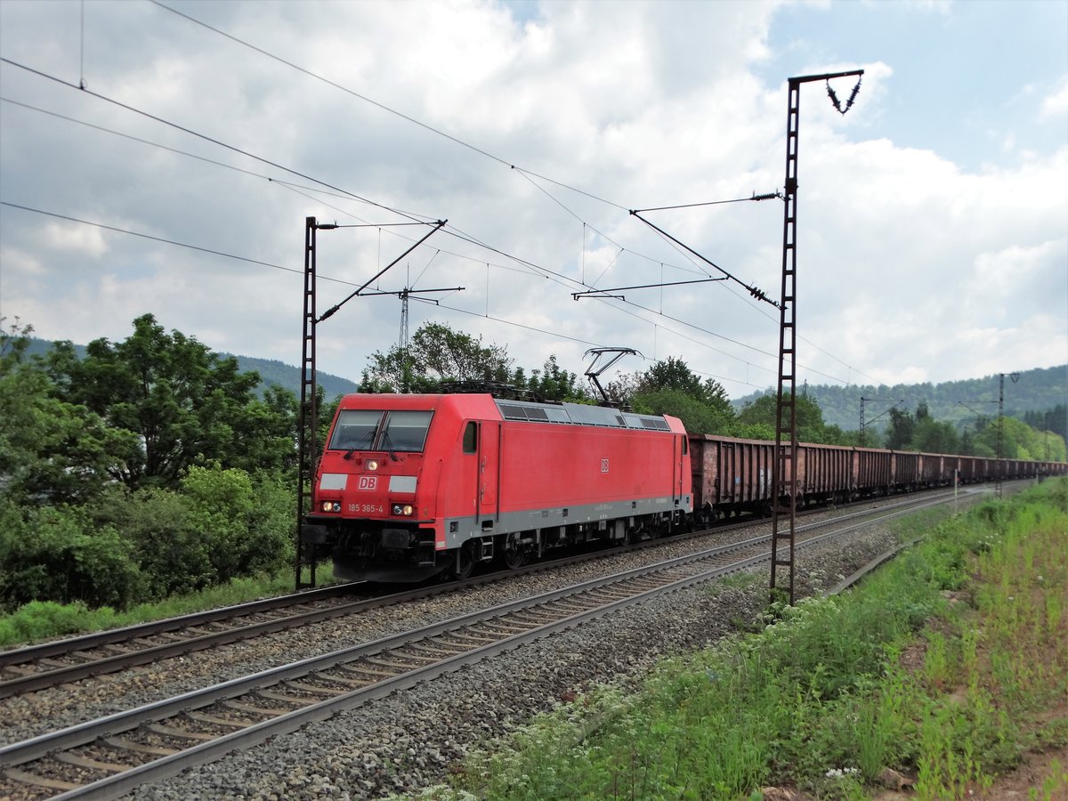 DB Cargo 185 365-4 mit einen Güterzug auf der Spessartrampe am 25.05.17 von einen Gehweg aus fotografiert