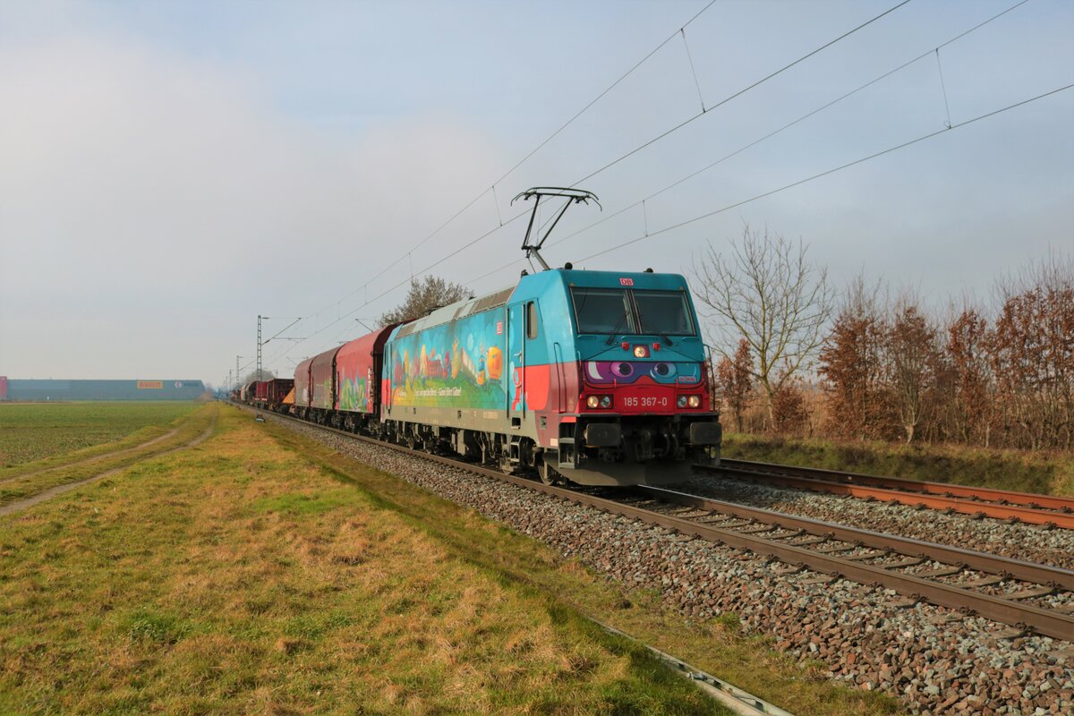 DB Cargo 185 367-0 mit einen Mischer in Altheim bei Dieburg (Hessen) am 22.02.23