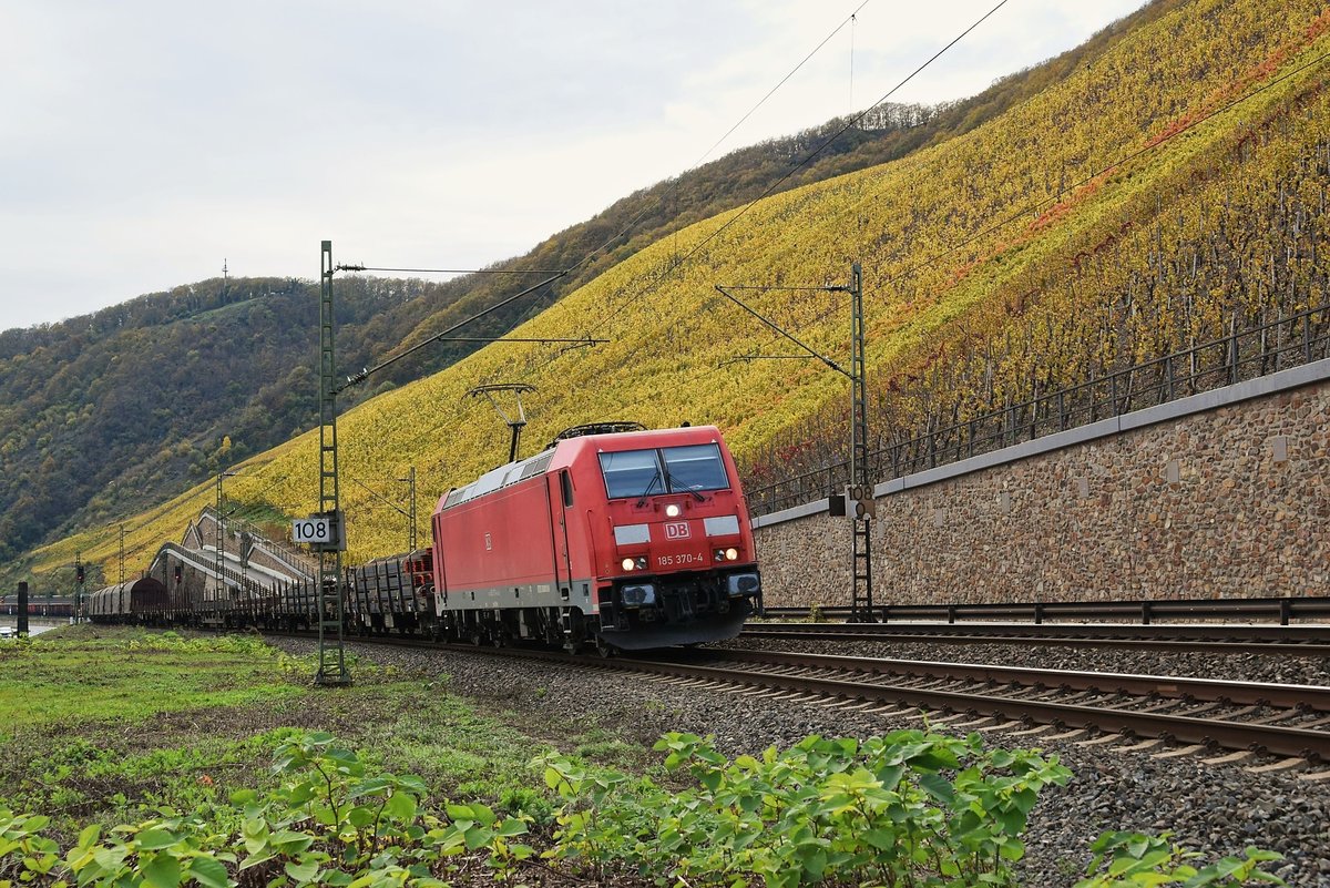 DB Cargo 185 370 schleppt einen gemischten Güterzug am 31.10.17 am Bopparder Hamm zwischen Boppard und Spay in Richtung Koblenz.