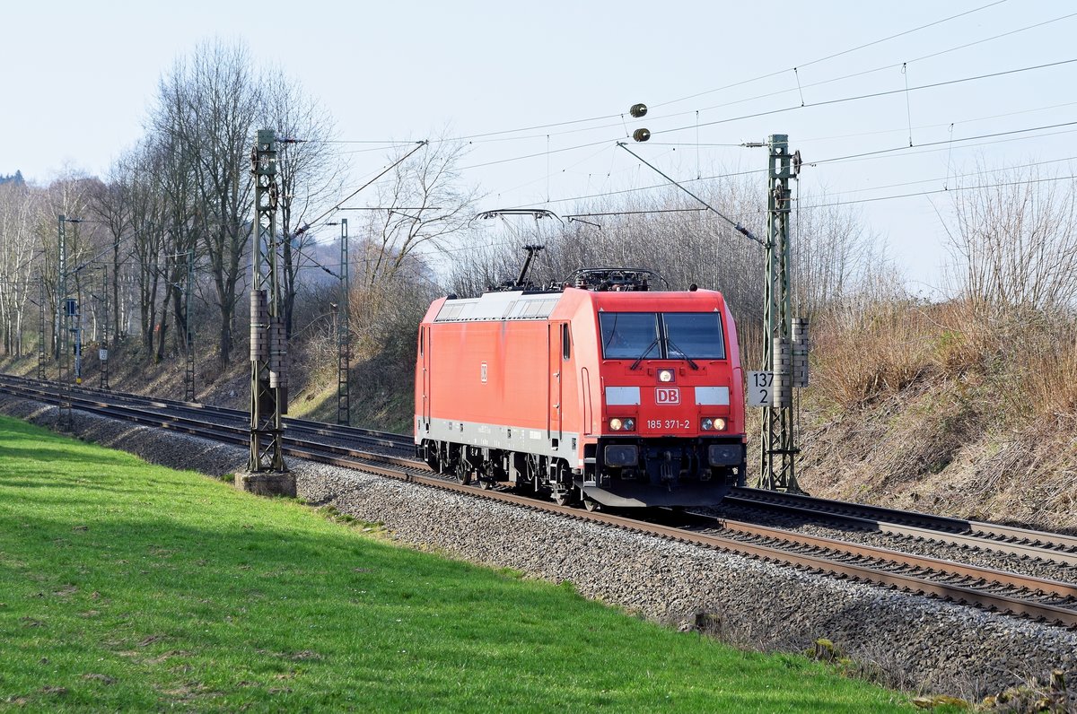 DB Cargo 185 371 in Richtung Bremen (Bohmte-Stirpe, 16.03.2020).