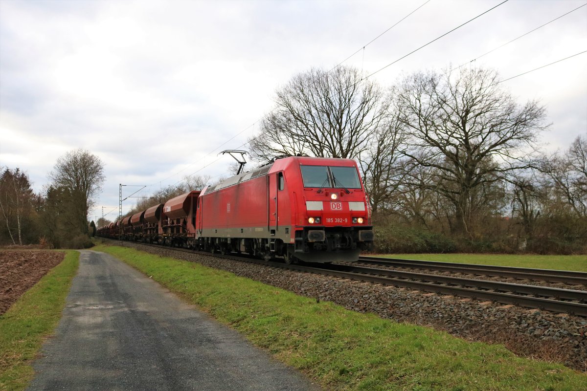 DB Cargo 185 382-9 mit gemischten Güterzug in Maintal Ost am 14.02.20