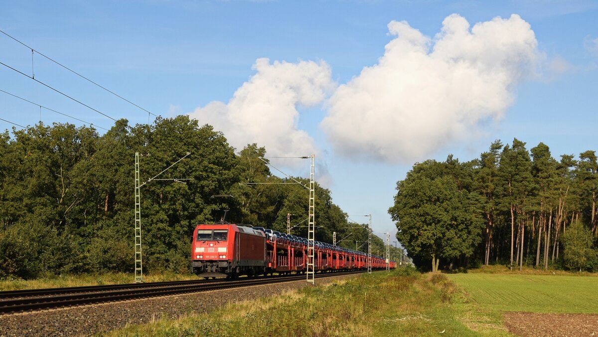 DB Cargo 185 386-0 mit Autotransportzug in Richtung Hannover (Rohrsen, 23.10.2023)