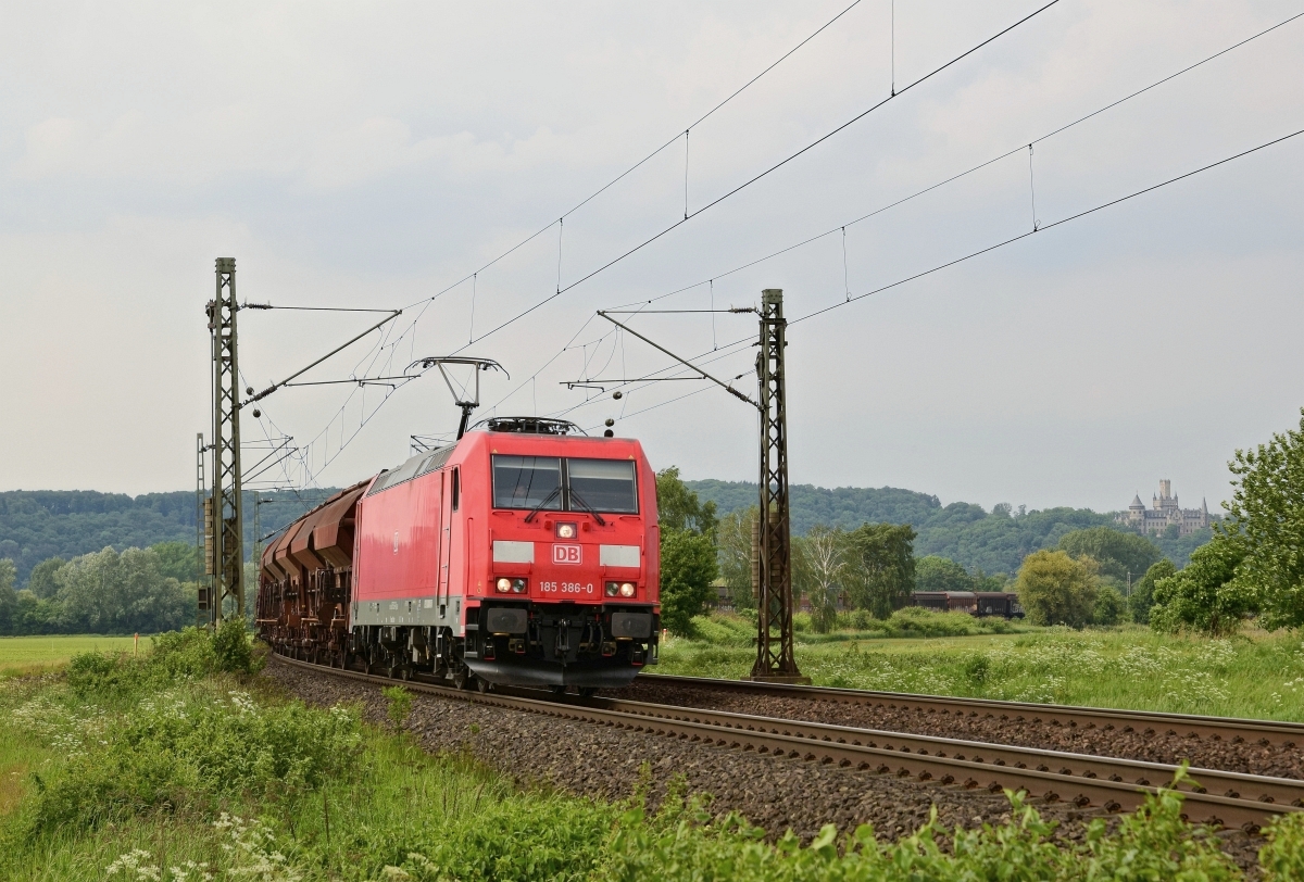 DB Cargo 185 386 mit gemischtem Güterzug in Richtung Göttingen (Burgstemmen, 23.05.17).