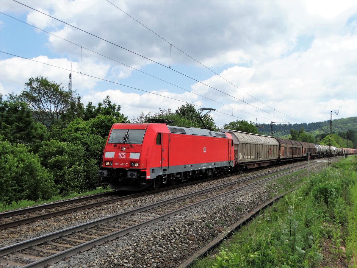 DB Cargo 185 401-7 mit einen gemischten Güterzug auf der Spessartrampe am 25.05.17 von einen Gehweg aus fotografiert 