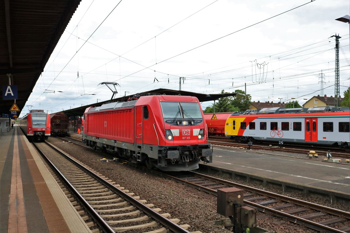 DB Cargo 187 105 am 19.06.18 in Hanau Hbf 