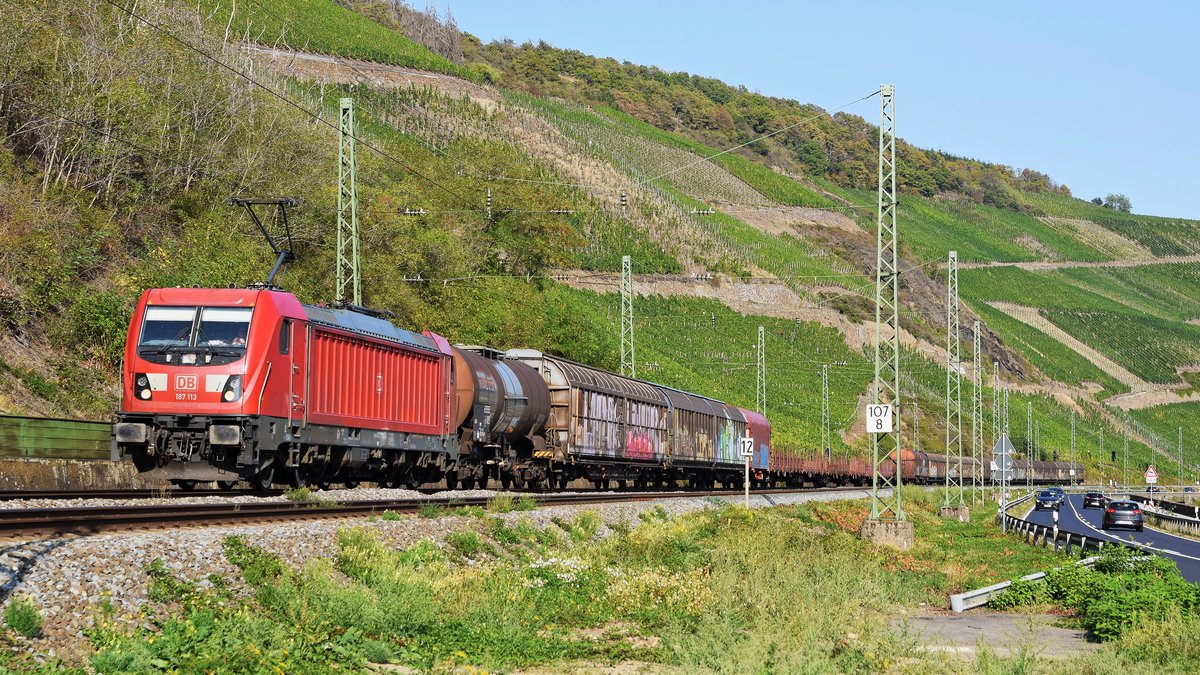 DB Cargo 187 113 mit gemischtem Güterzug auf der linken Rheinstrecke in Richtung Bingen (Boppard, 18.09.2020).