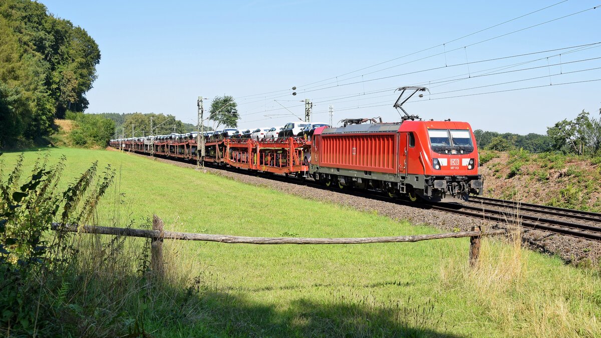 DB Cargo 187 113 mit Autotransportzug in Richtung Bremen (Bohmte-Stirpe, 12.08.2022).