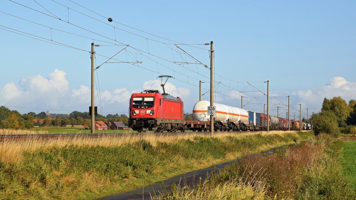 DB Cargo 187 114 mit gemischtem Güterzug in Richtung Osnabrück (bei Melle, 15.10.2021).