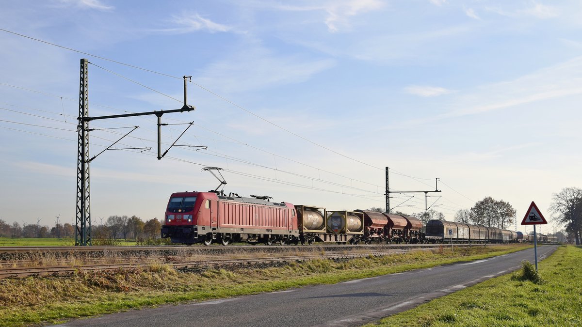 DB Cargo 187 115 mit gemischtem Güterzug EZ 51241 Hagen-Vorhalle Vof - Maschen Rbf (Diepholz, 25.11.2020).
