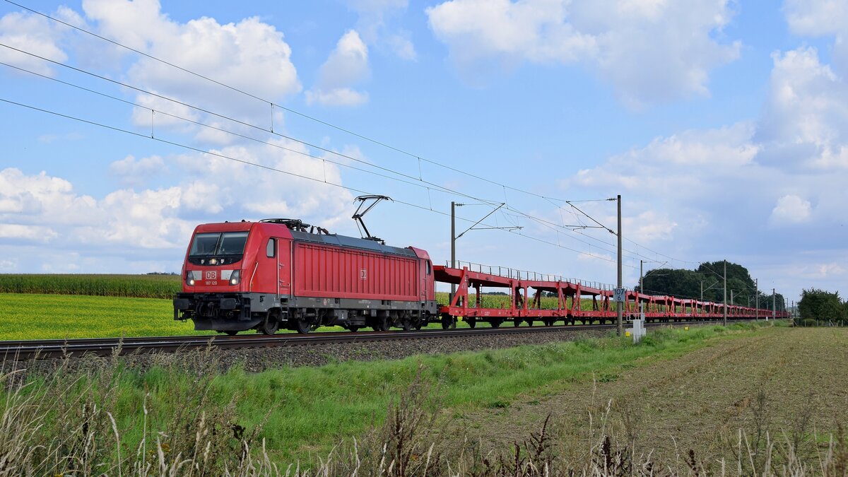 DB Cargo 187 120 mit leerem DB-Autotransportzug in Richtung Osnabrück (bei Melle, 31.08.2021).