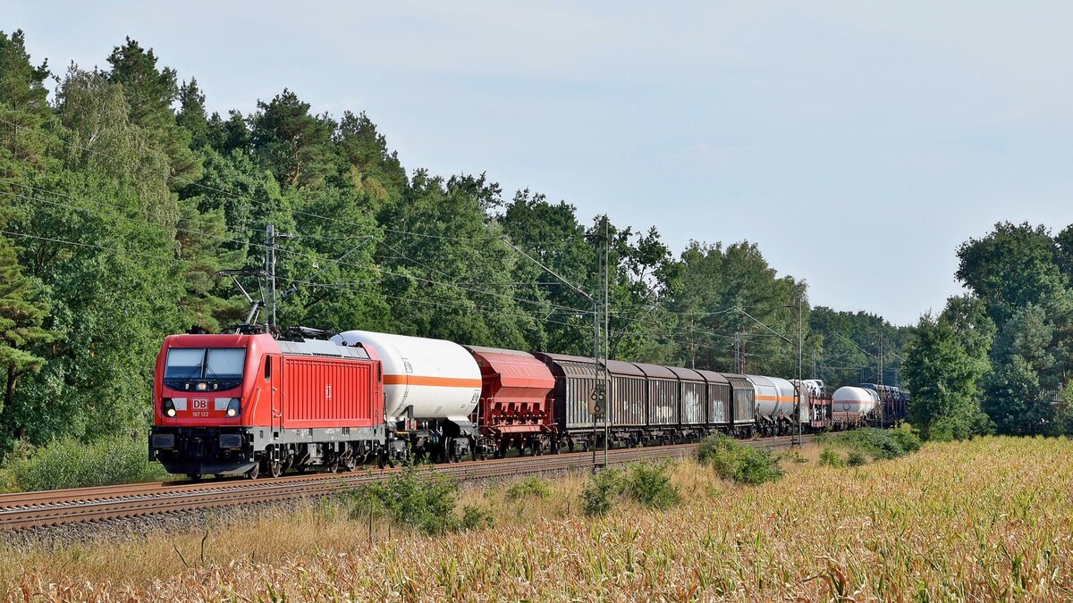 DB Cargo 187 122 mit gemischtem Güterzug in Richtung Bremen (Haßbergen, 16.08.2018).