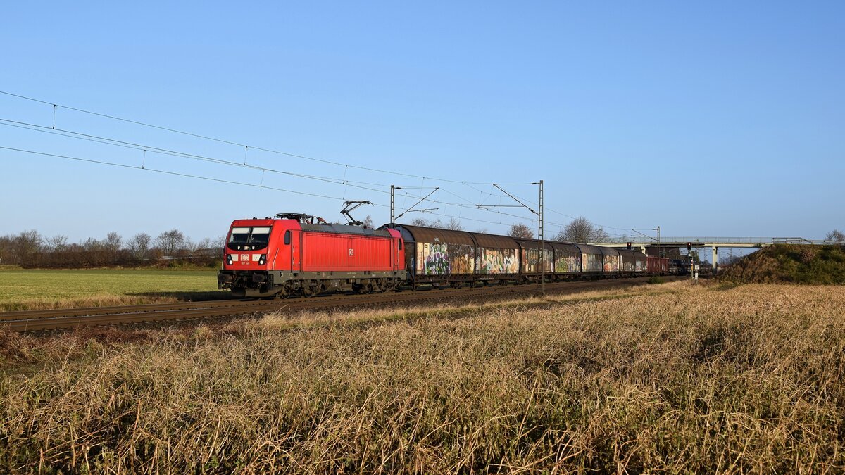 DB Cargo 187 146 mit gemischtem Güterzug in Richtung Osnabrück (Marl, NI, 01.02.2024).